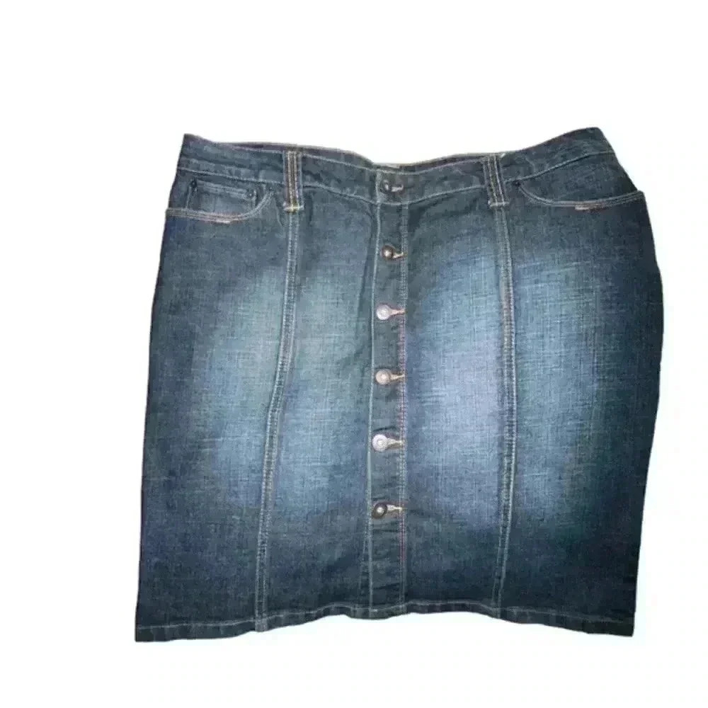 Denim skirts are Back! Apt 9‎ size 16P button down denim pencil skirt. EUC